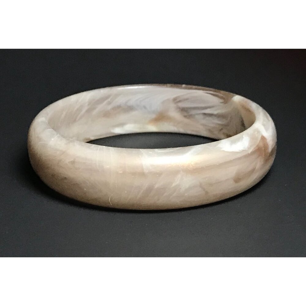 Vintage Marbled Translucent Lucite Bangle Bracelet in White and Metallic Gold - Picture 5 of 6